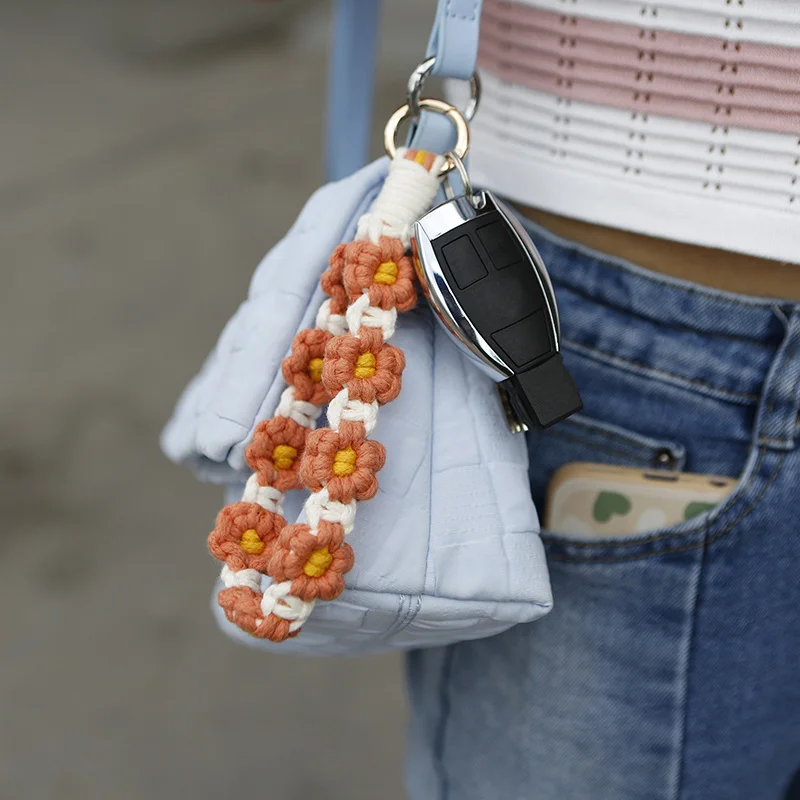 1pc Creative Colorful Hand Woven Daisy Flower Shape Keychain Wrist Strap Fashionable Versatile Mobile Phone Chain
