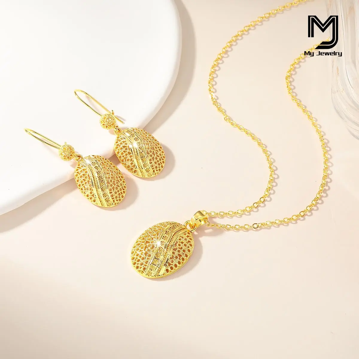 

Light Luxury Women's Fashion Hollow Oval Pendant Necklace Dubai Gold-Plated Elegant Earrings Jewelry Set Daily Casual Holiday Gift