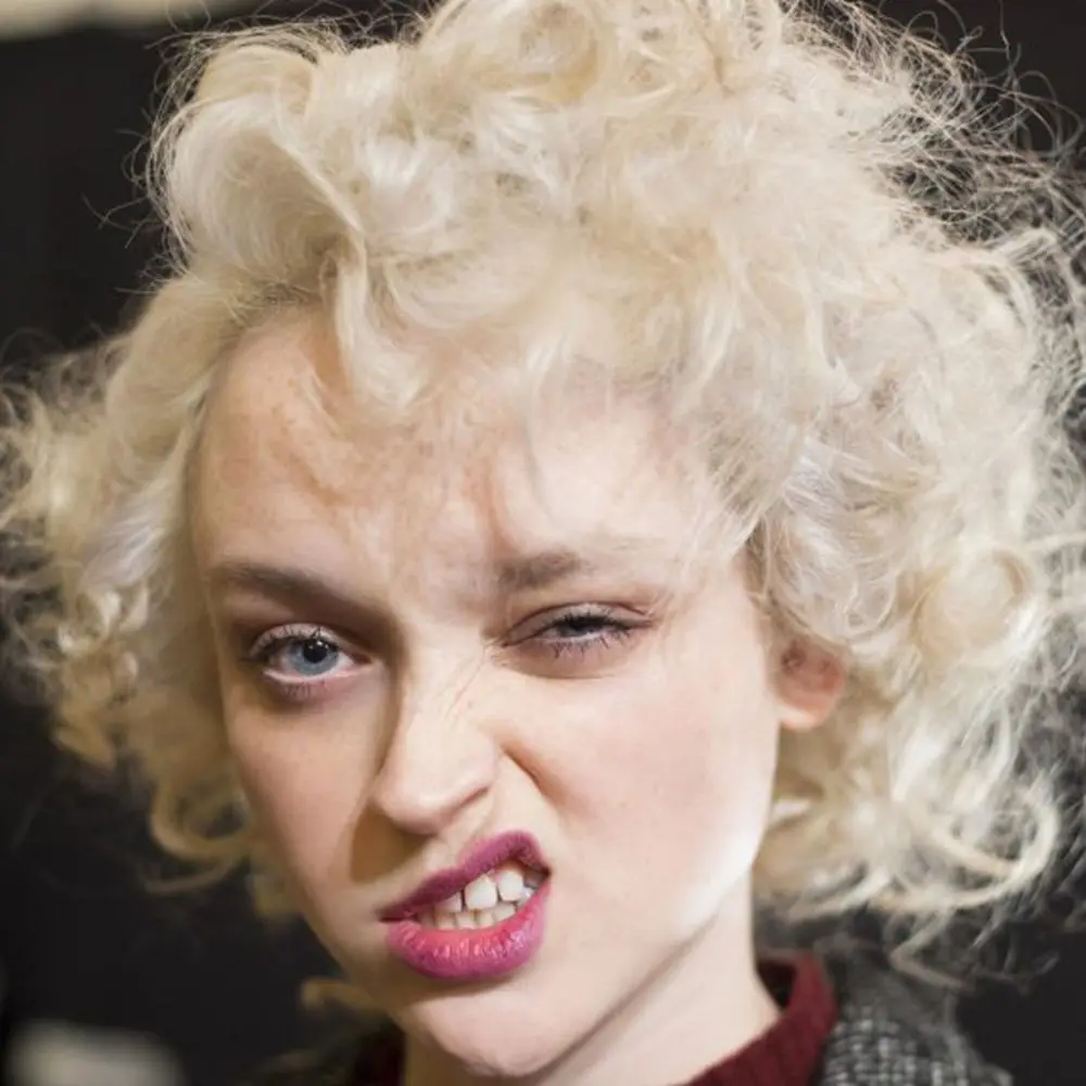 

Heat - Resistant Breathable Curly Vintage Short Wig, Milky White, Perfect for Fashion Shoots & Stage Performances