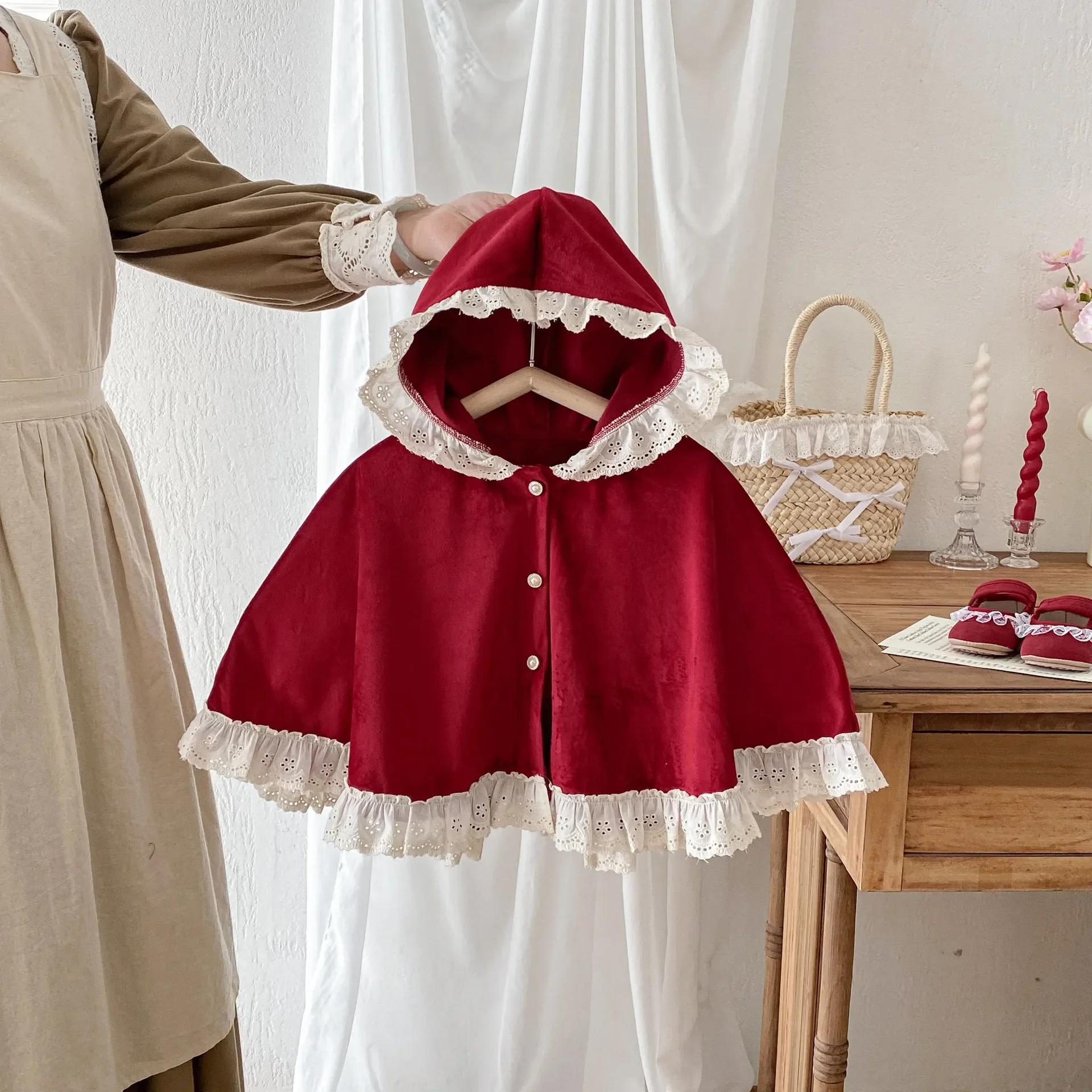 

Newborn Baby Girl Clothes Red Cloak Winter Vintage Lace Trim Hooded Cape Baby Outerwear Windproof New Year Festival Outfit