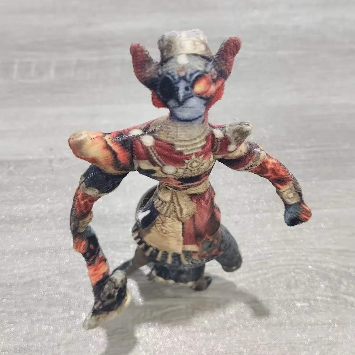 "아이덴티티 V"와 "Fool's Gold"의 악마 불꽃 녹이는 인형은 손과 발에 철선이 있어 움직일 수 있습니다.