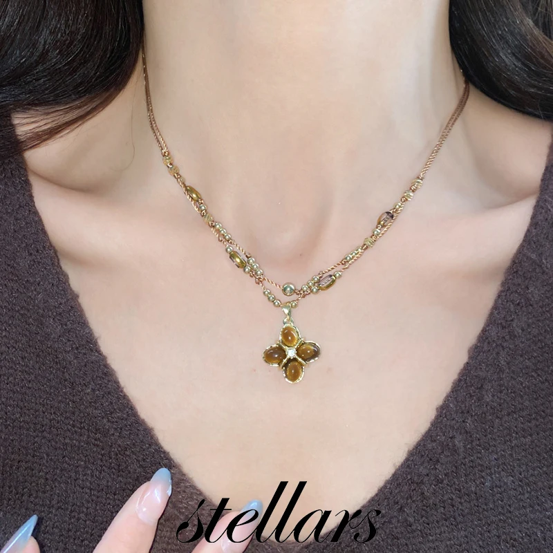 

Resin Flower Pendant Necklace Maillard Vintage Temperamental Light Luxury High-End Versatile Women's Choker Jewelry Piece