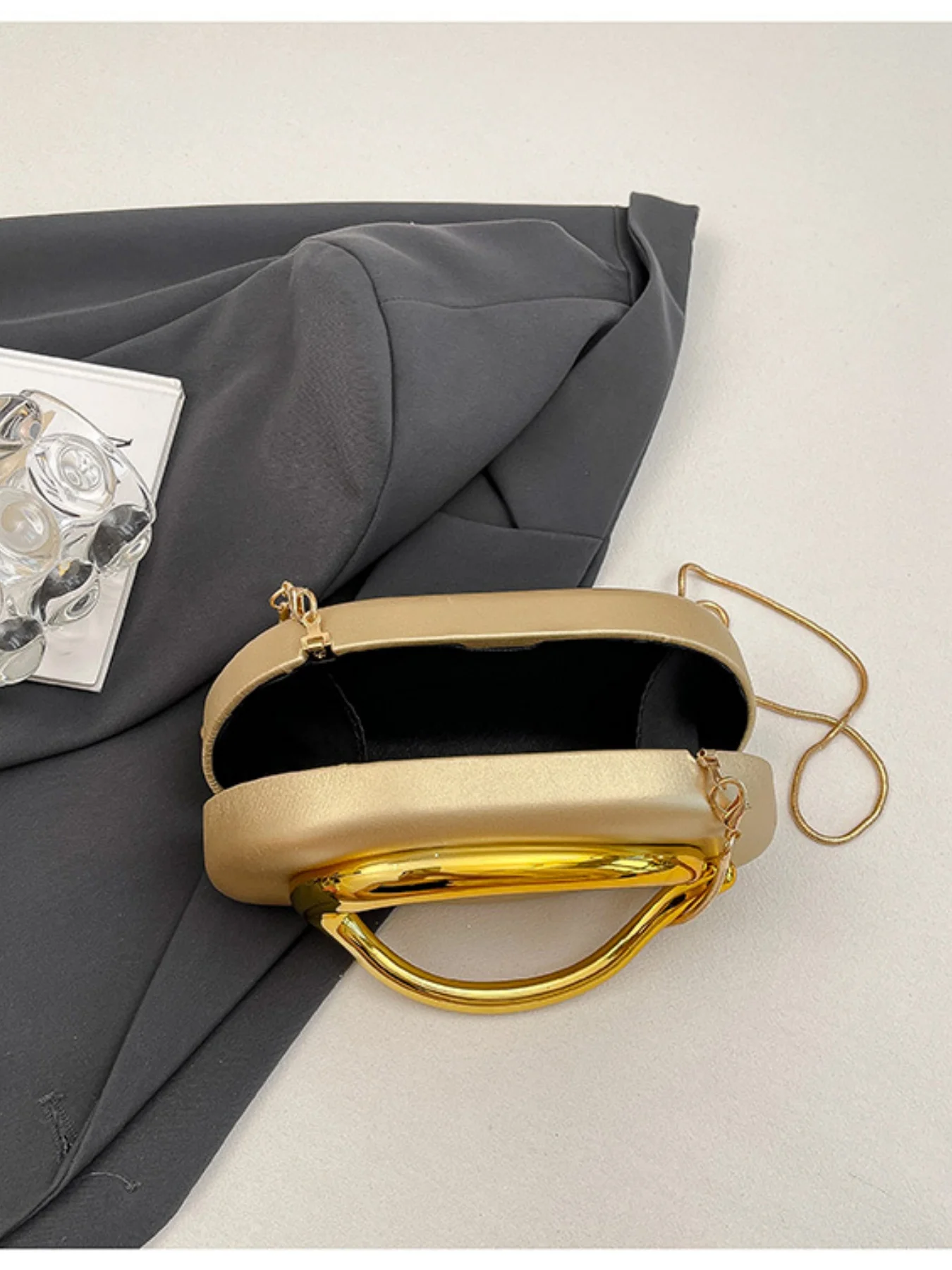 Ladies' elegant and fashionable handbag, suitable for all occasions such as weddings, dances, and dinners view 5