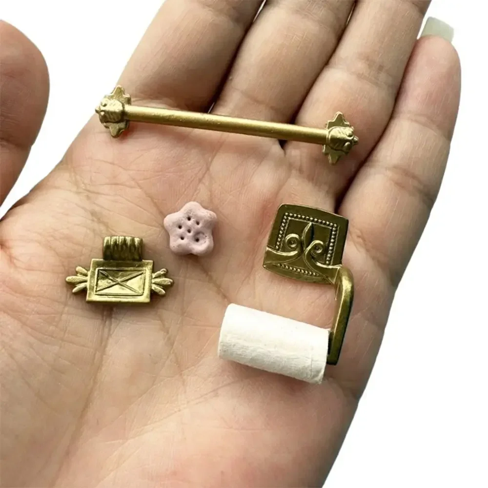 Muebles para casa de muñecas a escala 1/12, accesorios dorados para chimenea, juego de toallero para casa de muñecas, estante para jabón, modelo de toallero de papel en miniatura