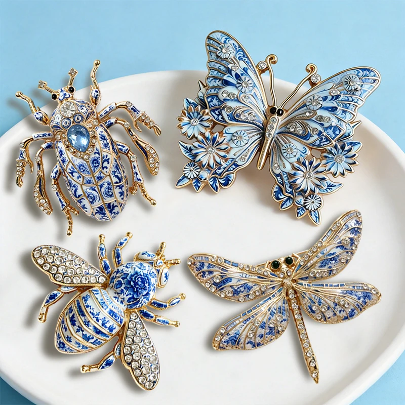 Wuli&baby Blau-weiße Insekten-Broschen für Damen, Unisex, Biene, Schmetterling, Libelle, Käfer, Tier, Party, Freizeit, Broschen, Geschenke