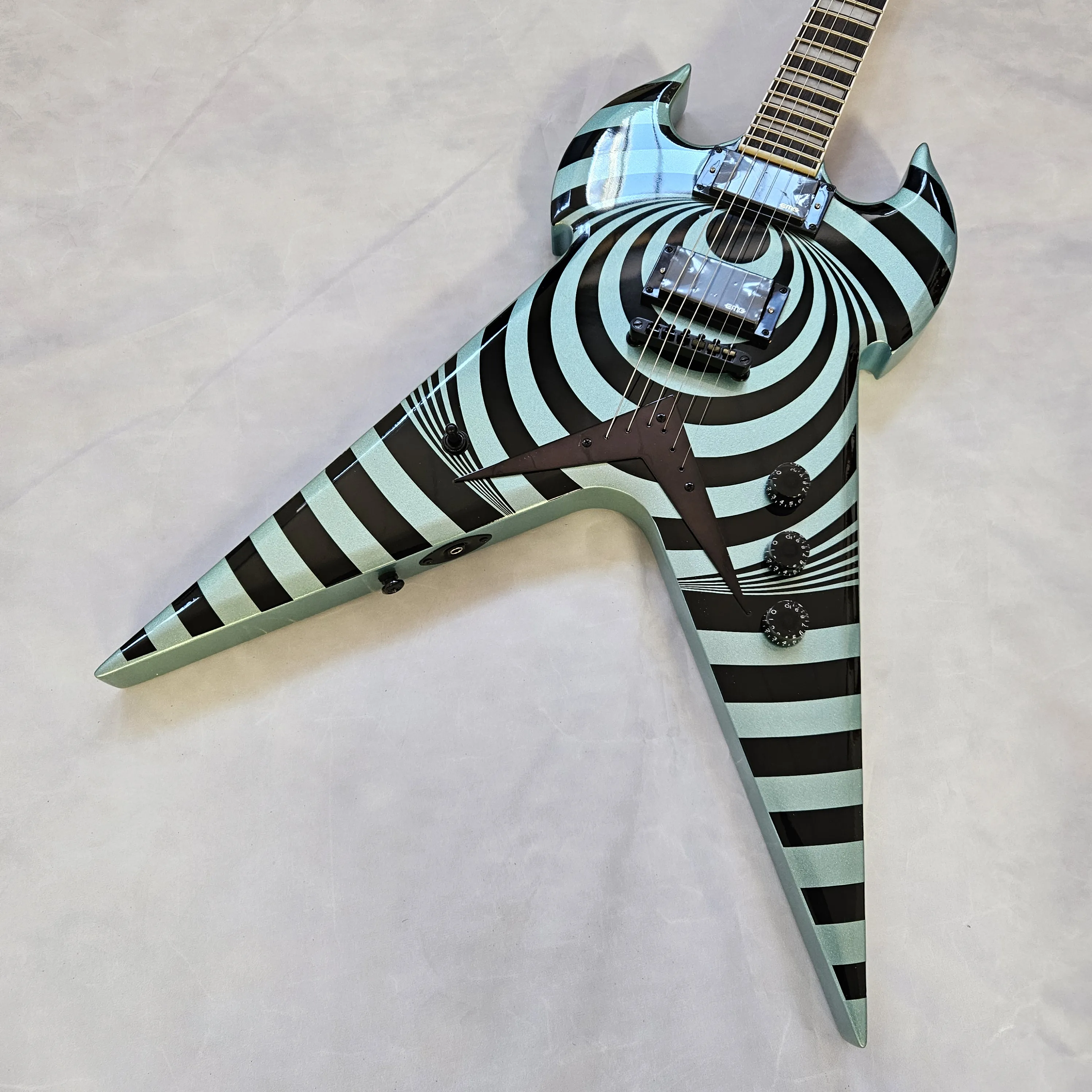 

Шестиструнная электрогитара синего цвета с черной системой звукоснимателей HH в форме вилки для музыкантов