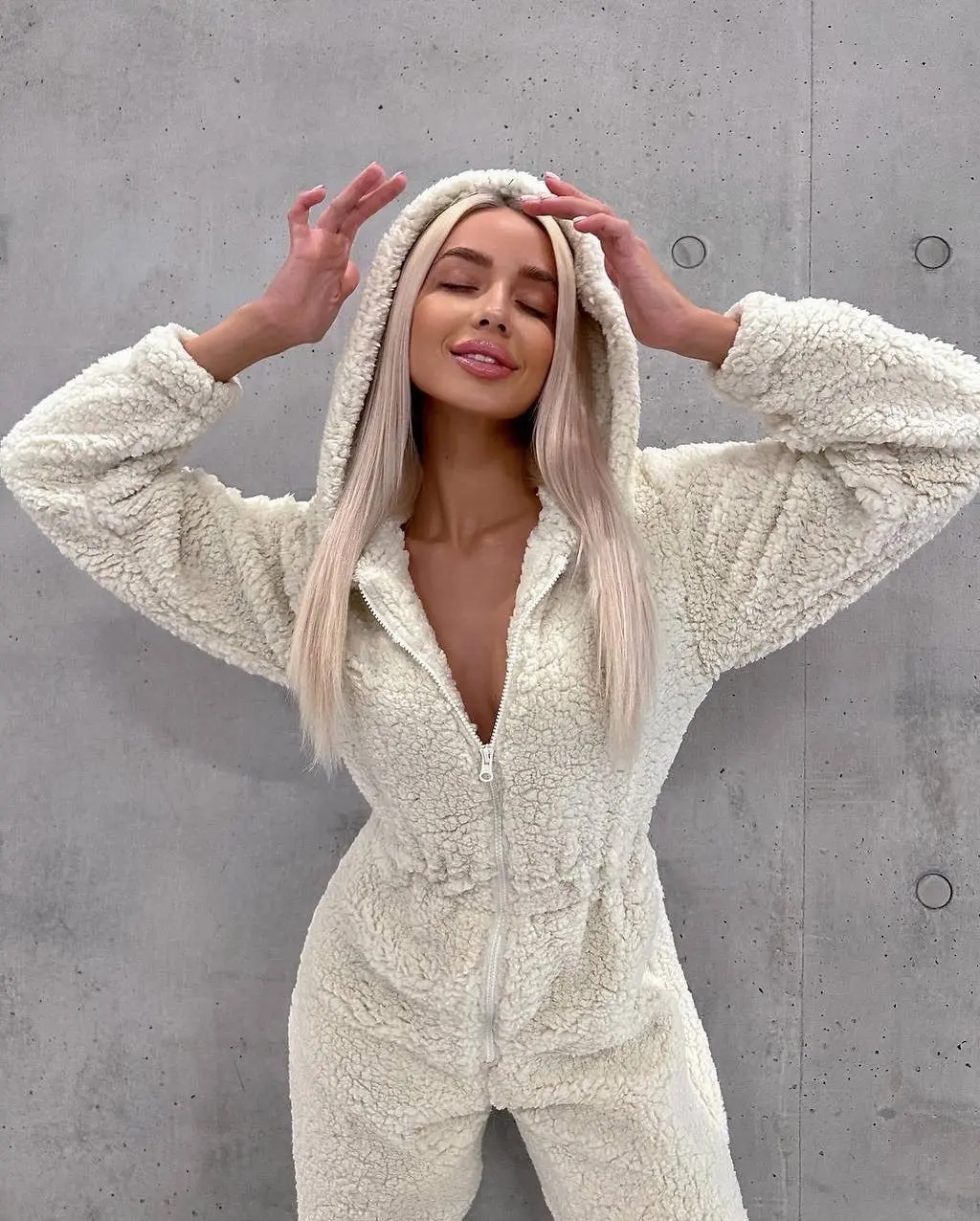 ชุดบอดี้สูทผู้หญิง ผ้ามันวาว หรูหรา ระยิบระยับ วิบวับ ประกายเงา เมทัลลิก เหมาะสำหรับงานเทศกาล ไนต์คลับ เวทีเต้นรำ ปาร์ตี้ยามค่ำคืน เซ็กซี่