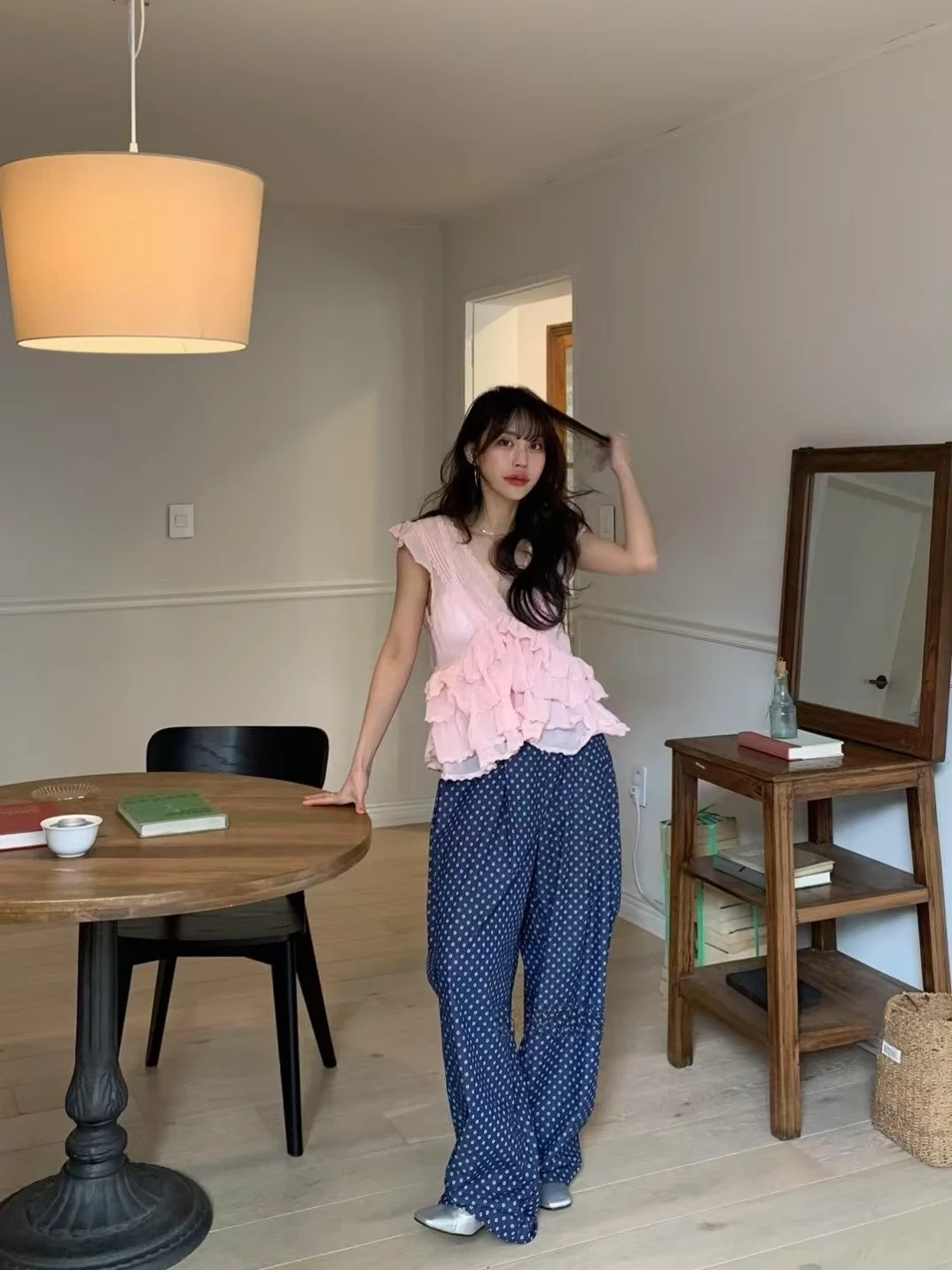 قميص نسائي فاخر جديد لموسم الربيع والصيف بتصميم عصري برقبة على شكل V بدون أكمام مع تطريز دانتيل وقصة غير منتظمة مصنوع من أليا...