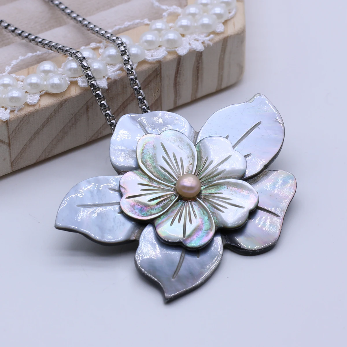 Flower Shape Black Shell White Shell Pendant Natural Freshwater Shells Mother of Pearl Shell Pendants Stainless Steel Necklace