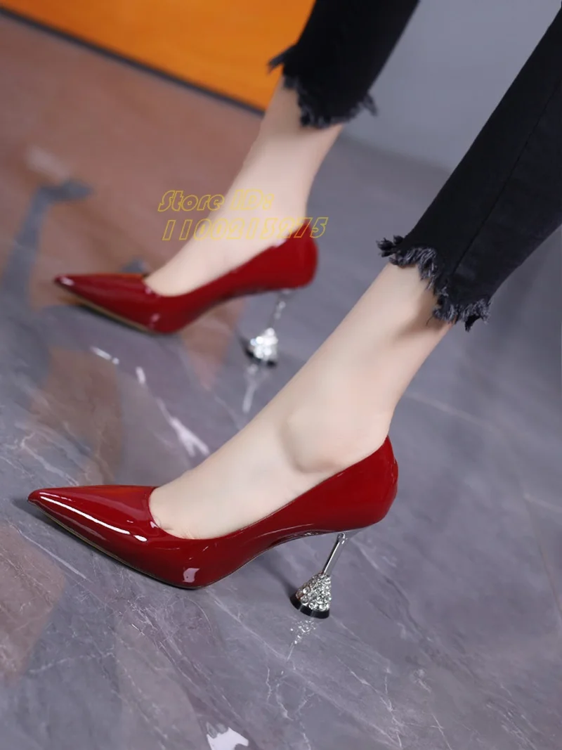 

Сексуальные красные лакированные туфли-лодочки на тонком высоком каблуке-шпильке с кристаллами, нарядные туфли-слипоны для подиума, весна 2026, с острым носком