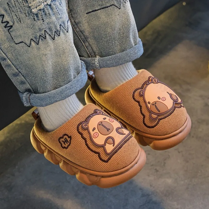 

Детские тапочки с капибарой, милые пушистые зимние новые хлопковые тапочки 2025 года, теплые удобные домашние плюшевые напольные домашние тапочки с героями мультфильмов