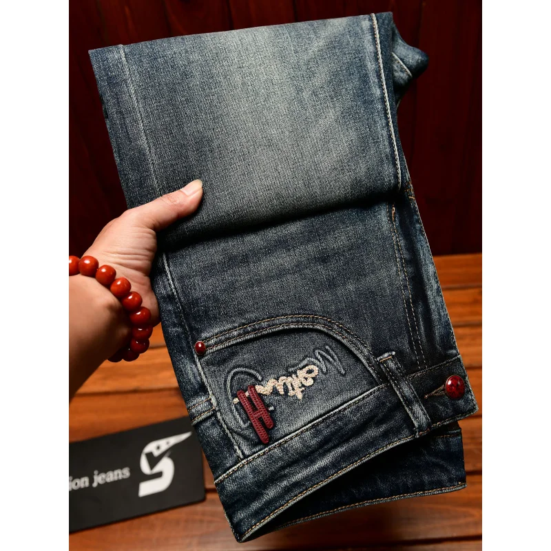 Pantalones vaqueros de otoño a la moda de alta gama para hombre, novedad de 2025, pantalones vaqueros elásticos ajustados, pantalones de lujo ligeros bordados de marca a la moda