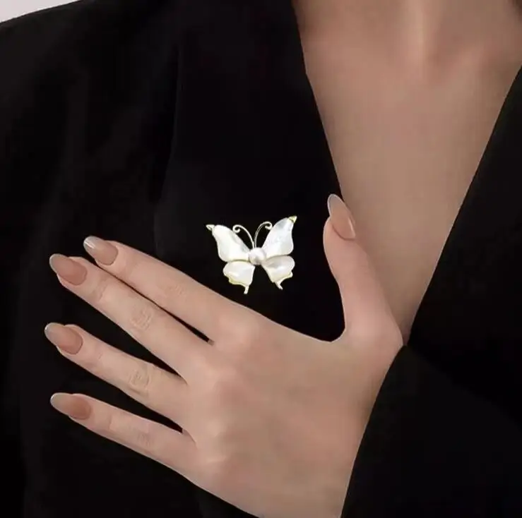 Retro white butterfly accessory brooch, insect, light luxury, exquisite temperament, simple neckline, pin, necktie, gift