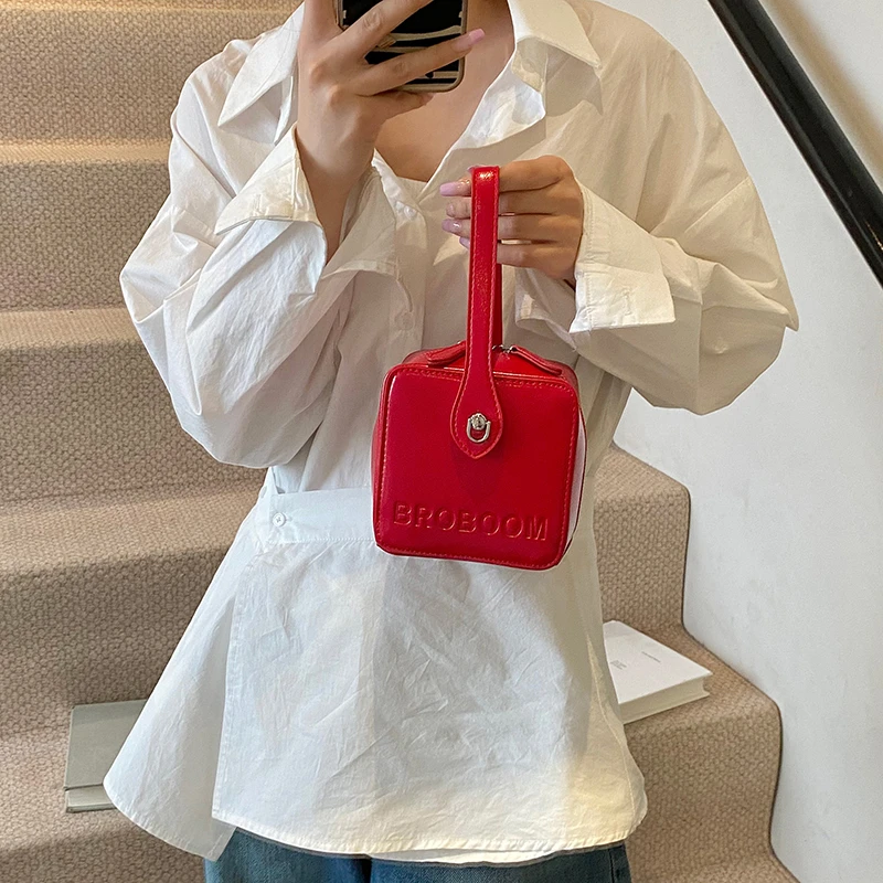 

Timeless Essential Messenger Bag Women Multifunctional Shoulder Bag Light Luxury For Long Lasting Style And Practical Use