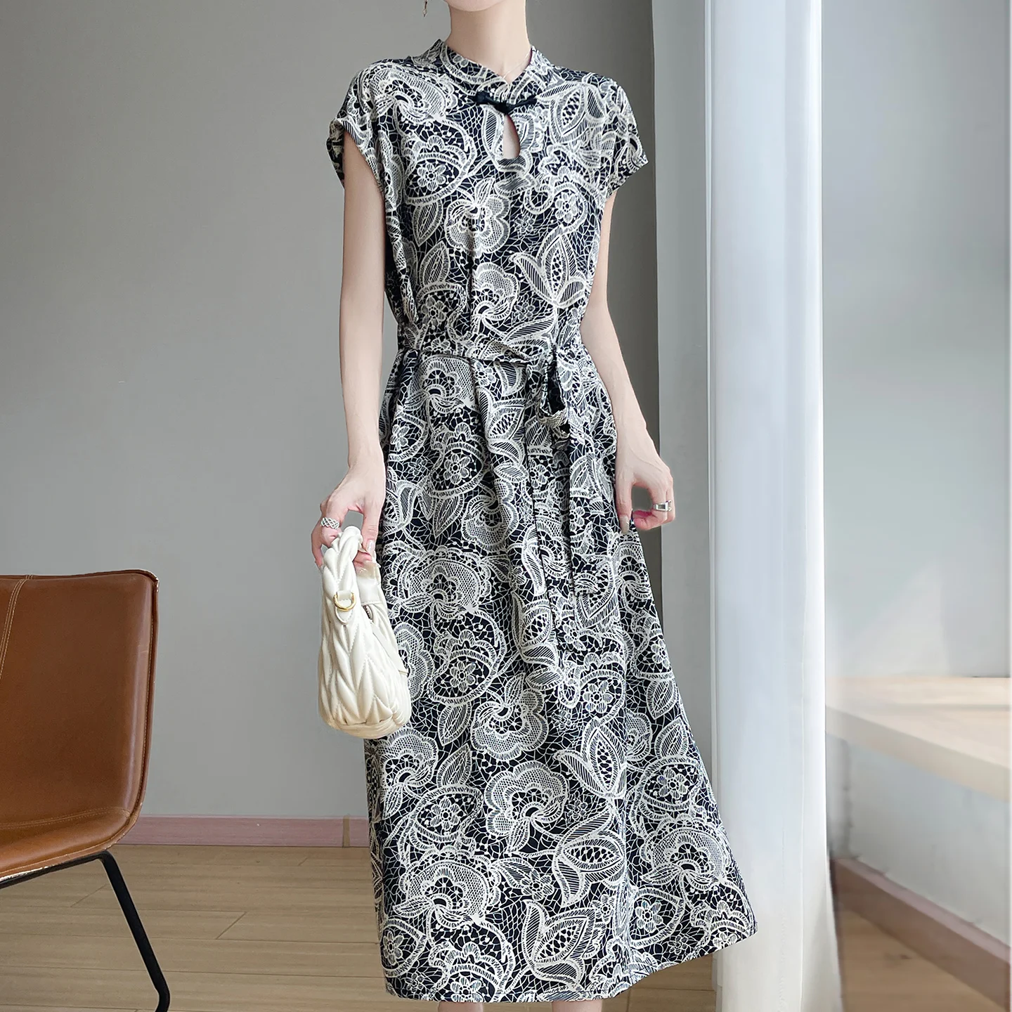 Chinesischer Stehkragen-Kleid im Sommerstil mit Knopfverschluss, bedrucktem Satinrock und Taillengürtel – schlankmachendes langes Kleid