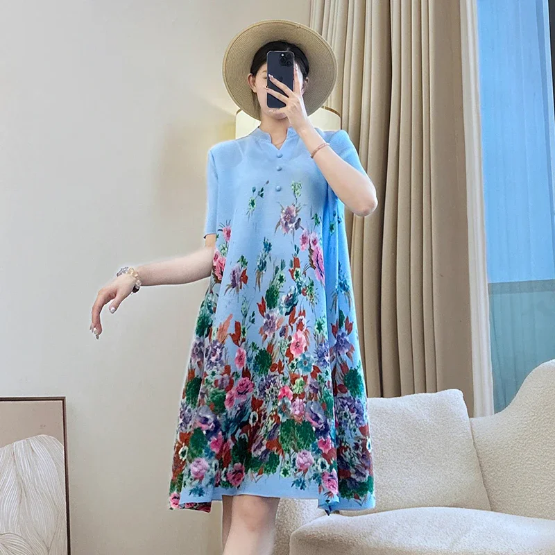 Eleganckie, elastyczne, luźne sukienki damskie z krótkim rękawem, modne, codzienne, o średniej długości, Miyake z dekoltem w serek, plisowana sukienka z nadrukiem, lato 2025