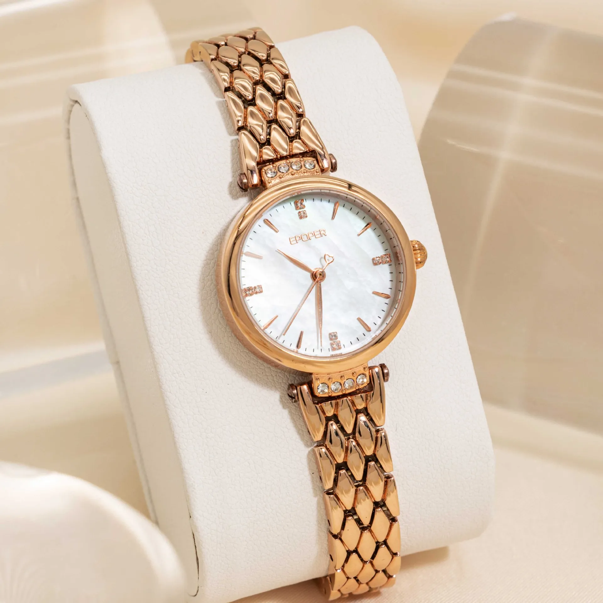 ساعة جديدة أنيقة وفاخرة، تصميم عالي القيمة، متعددة الاستخدامات وسهلة المطابقة مع حزام من الفولاذ المقاوم للصدأ.