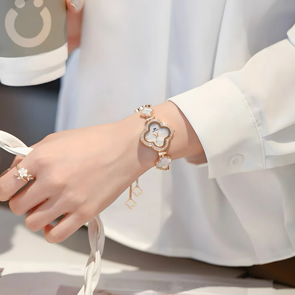 جوني مور 1638 ساعة نسائية موضة ساعة خفيفة فاخرة نمط سوار لاكي كلوفر 30 متر مقاوم للماء ساعات كوارتز للمرأة