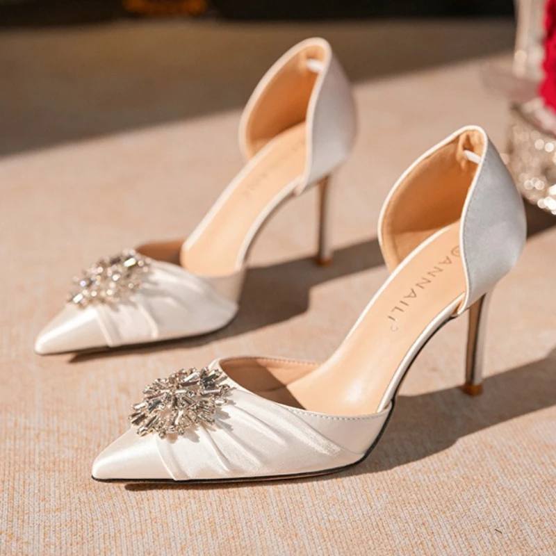 

Sparkling Rhinestone Embellished Pumps Women Fashion Pointed Toe Thin Heel Designer Shoes Cozy Satin White Wedding Bridal Shoes
