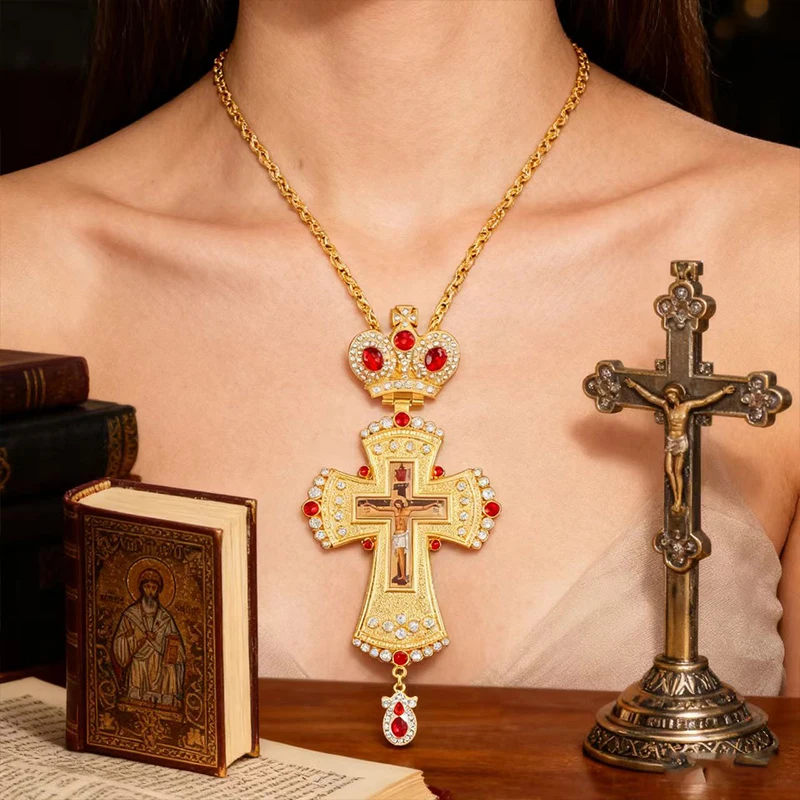 Neues vergoldetes orthodoxes Brustkreuz mit roten Kristallakzenten und Kruzifix-Ikone, hochwertiger liturgischer Schmuck für Priester. – Detail 2