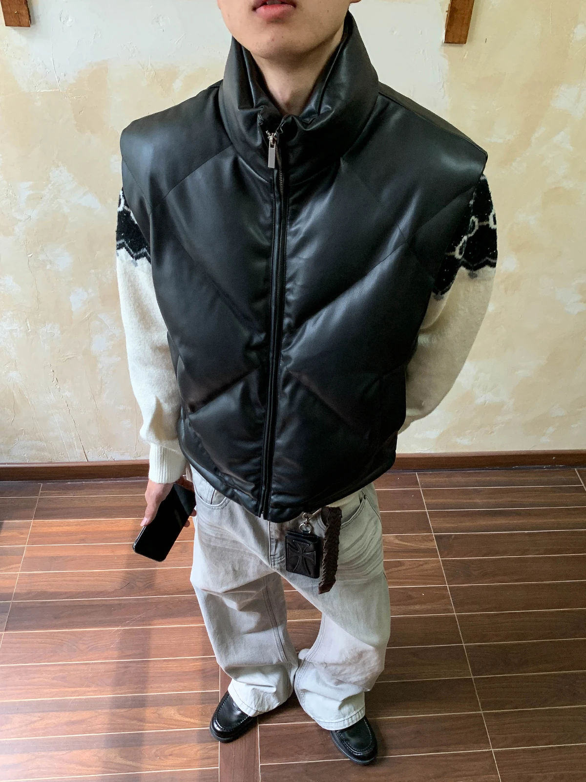 سترات رجالية لشتاء 2025 على الطراز الأمريكي الجديد من جلد البولي يوريثان بياقة واقفة سترات عصرية دافئة وسميكة بدون أكمام سترات أنيقة بدون أكمام