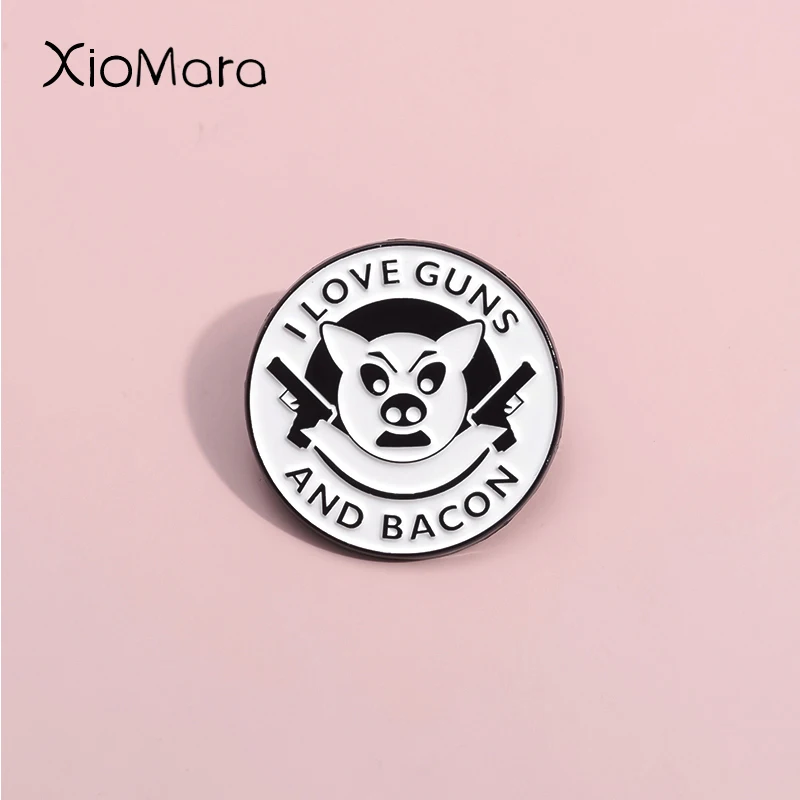 Ich liebe Waffen und Speck Emaille Pins schillernde coole Killer Schwein Broschen Revers Abzeichen benutzer definierte Tiers chmuck Geschenk für Kinder Freunde ﻿