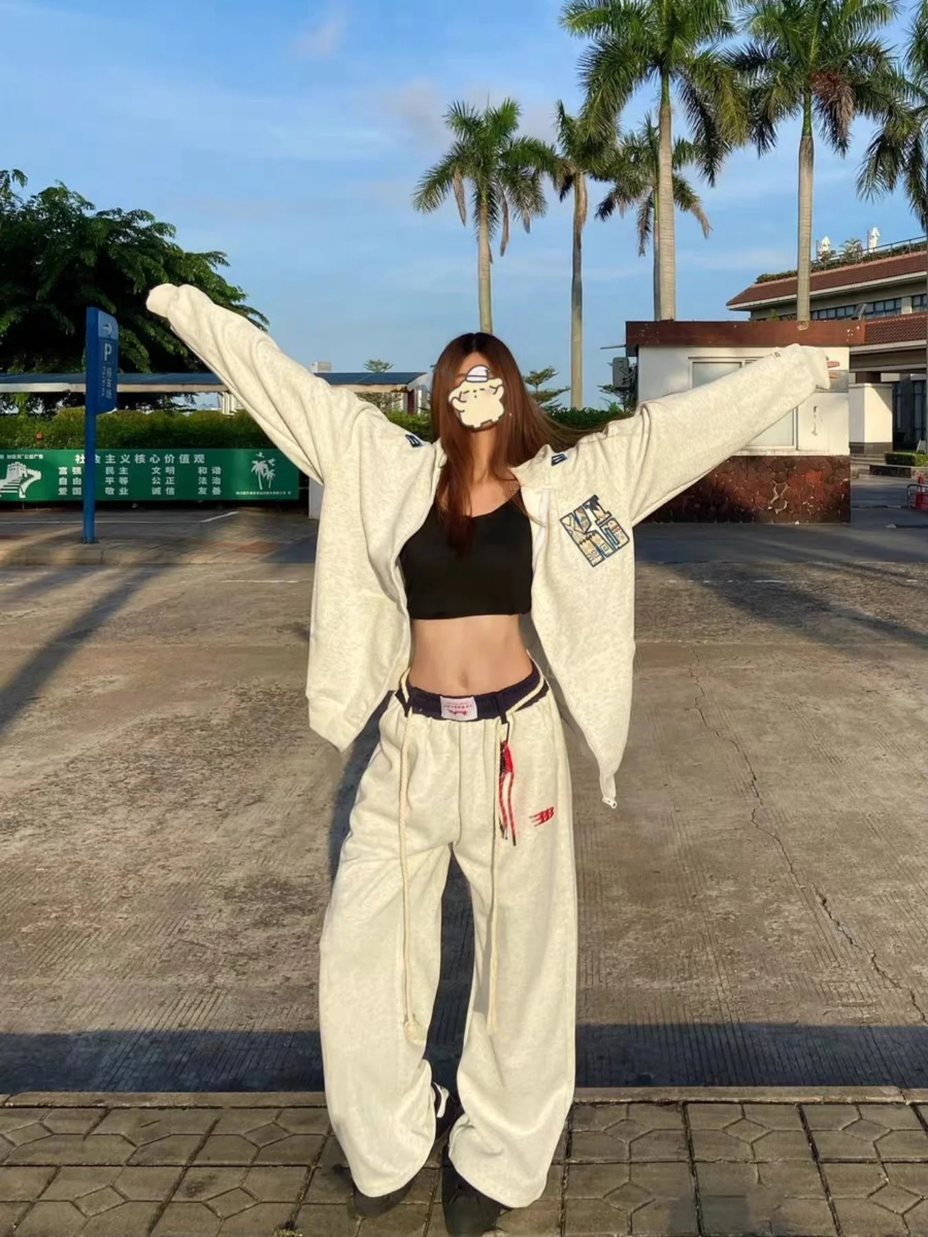 女性用のトレンディなカラーブロックの伸縮性ウエストスウェットパンツ、春、秋、夏用の新しいゆったりとしたドレープワイドレッグストレートパンツ、ティーンエイジャー向けのY2Kスタイル、多用途の刺繍入りジョガーカジュアルスポーツパンツ