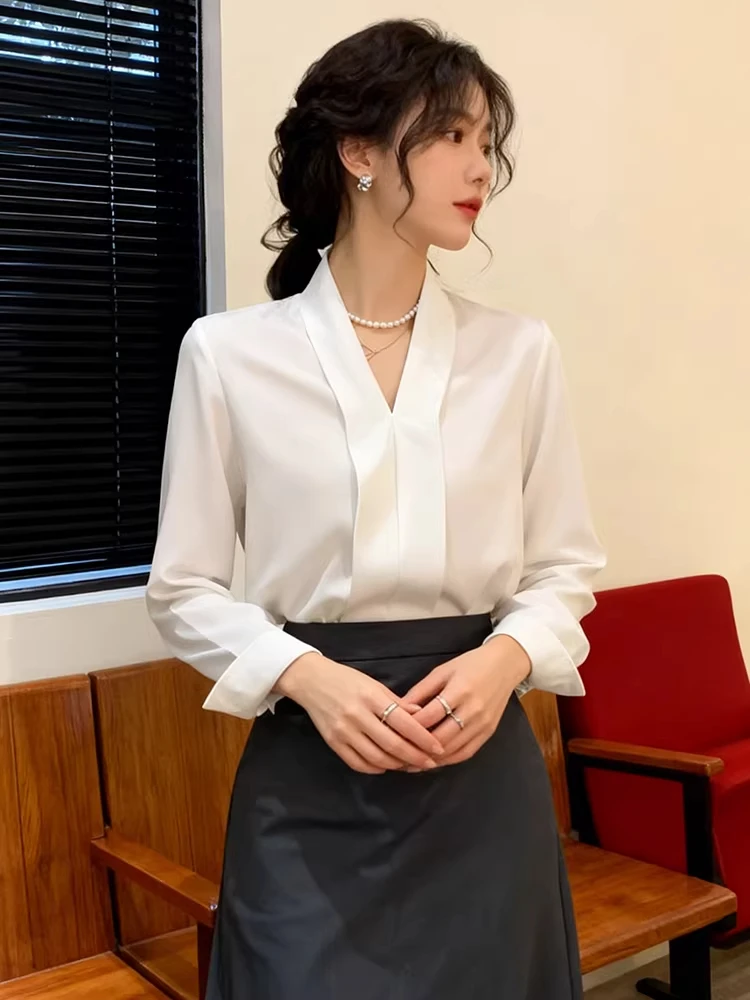 

Белая женская блузка с V-образным вырезом для весны и осени, элегантный топ в европейском стиле, легкий и стильный, от известного бренда.