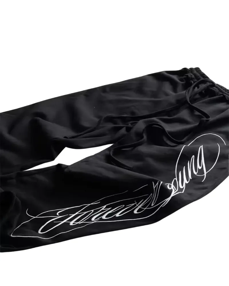 سراويل غير رسمية كبيرة الحجم بنمط حروف عصرية على الطراز القوطي الأمريكي للرجال Y2K Street Harajuku سراويل واسعة الساق متعددة الجيوب