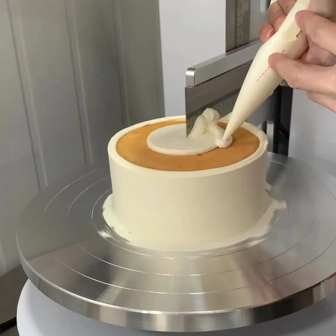 Automatic Cake Cream Spreading Coating Filling Machine Electric Cake Bread Cream Decoration Spreader Smoothing Machine