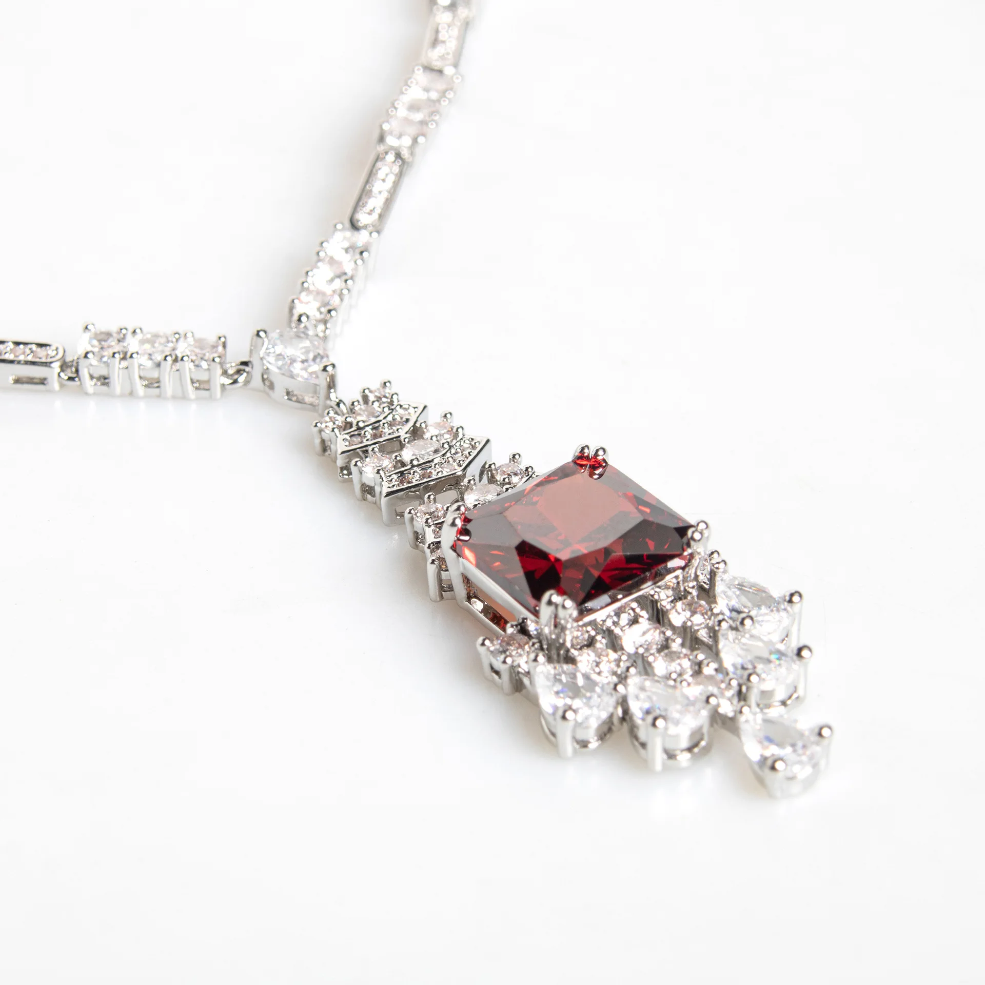 طقم قلادة أقراط العروس الفاخرة بشرابة زركونيا للسيدات 2025