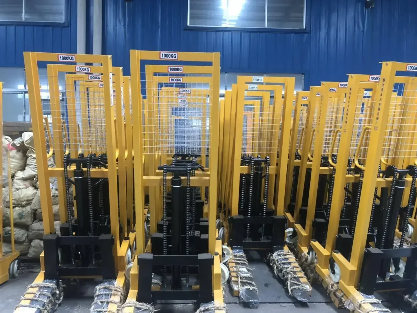 1000 2000 3000kg 1 2 3 Ton Hydraulic Manual Hand Forklift Pallet Stacker Price 1.6 2 Ton