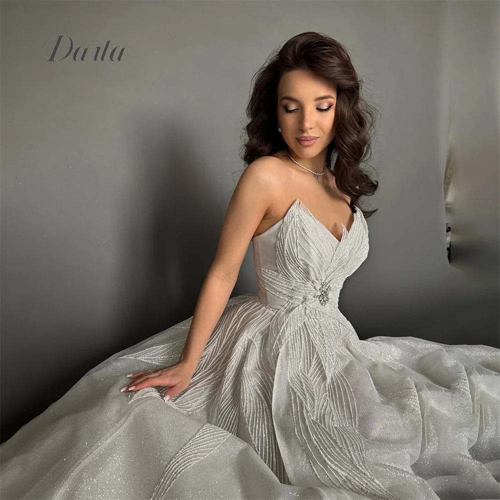فستان زفاف Darla مخصص على شكل قلب بدون ظهر على شكل حرف a من الدانتيل بدون حمالات بدون أكمام أنيق بطول الأرض وفتحة جانبية عالية 2025