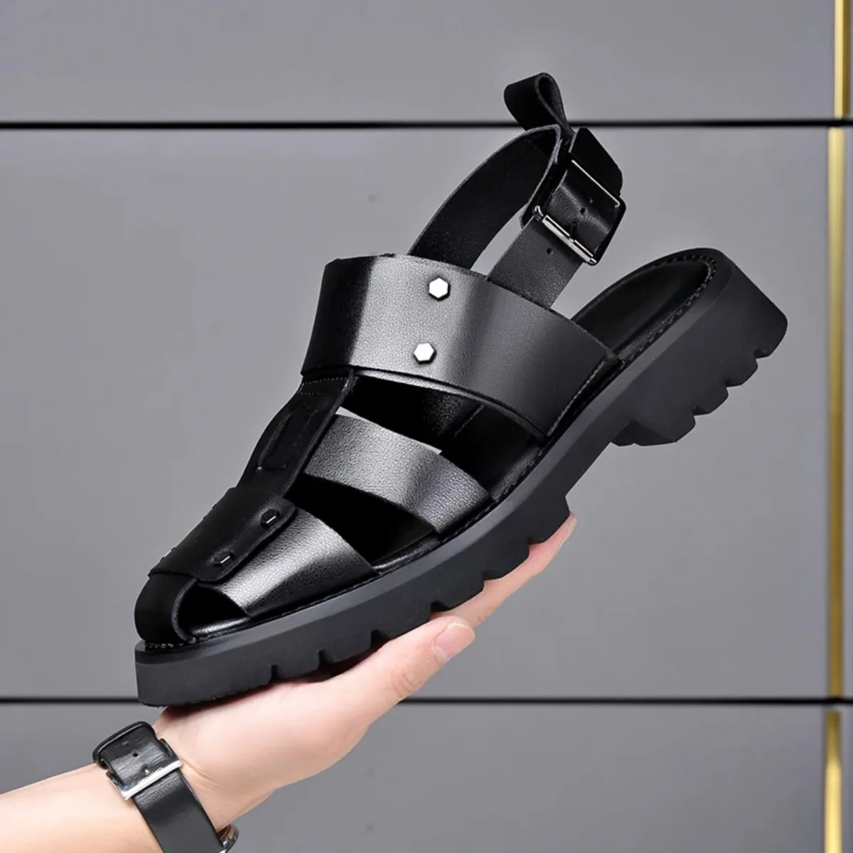 

Новые мужские спортивные сандалии большого размера для активного отдыха с прочной резиновой подошвой, металлическими заклепками и надежным ремешком на щиколотке для прогулок и путешествий