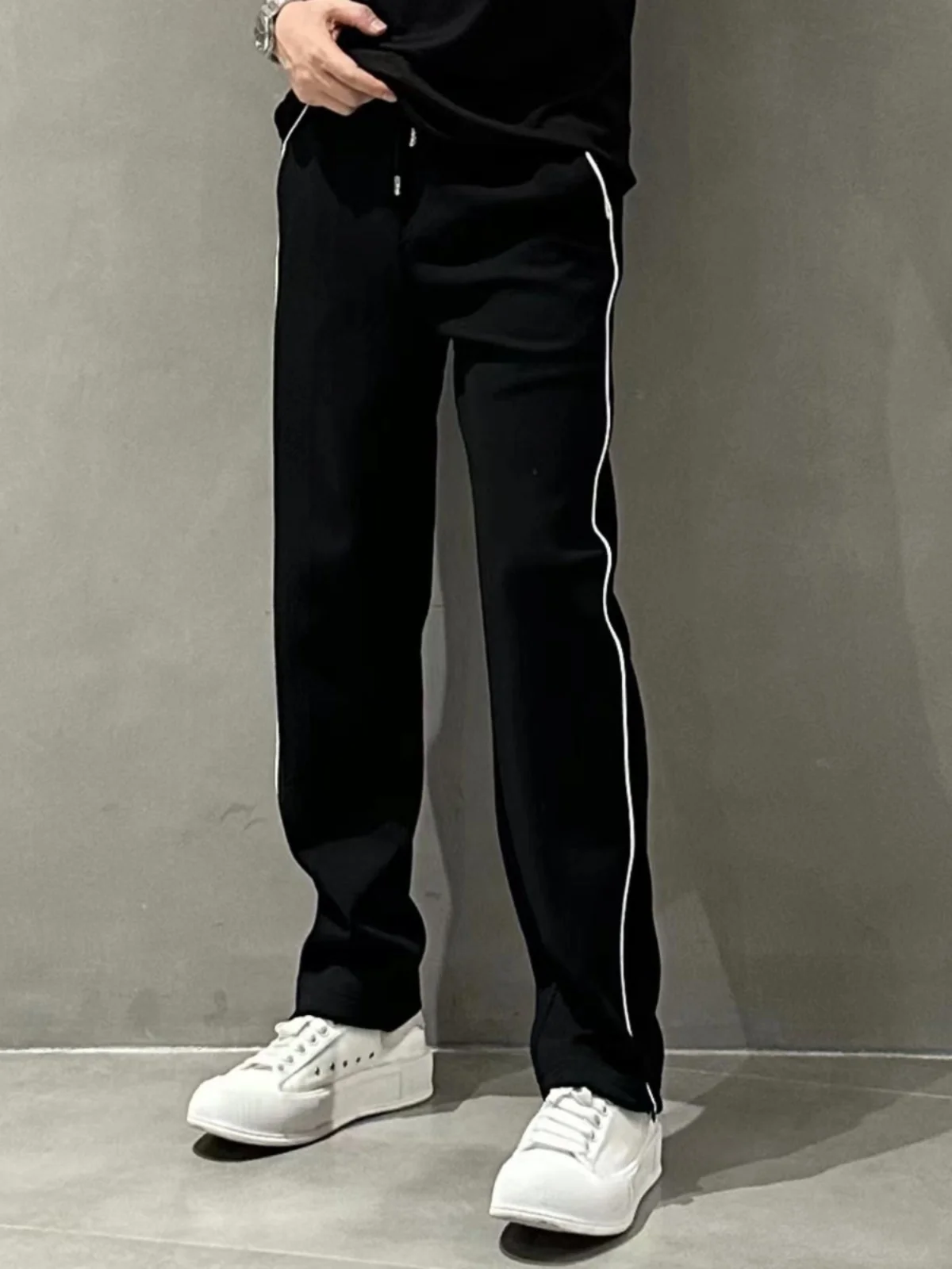 

Весна 2026: Мужские спортивные повседневные брюки прямого кроя с широкими штанинами, в полоску, с элементами пэчворка, свободные, в европейском стиле, длинные.