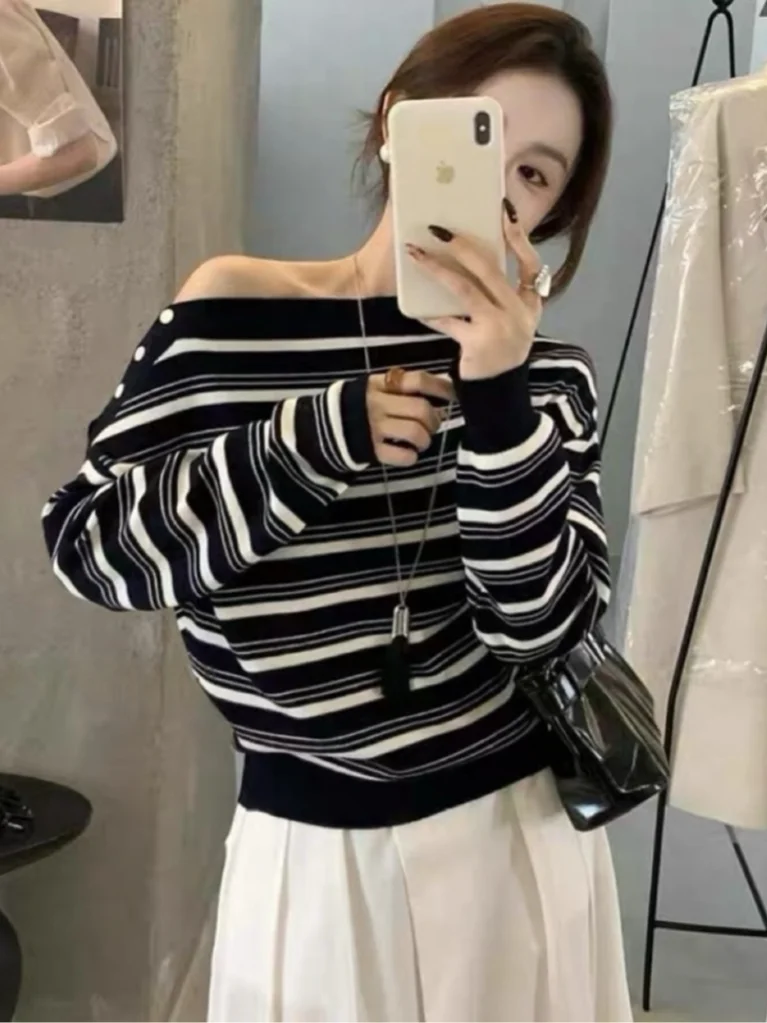 

Женский вязаный топ в полоску с одним открытым плечом, свободного кроя, для ранней осени, очень красивый и стильный наряд