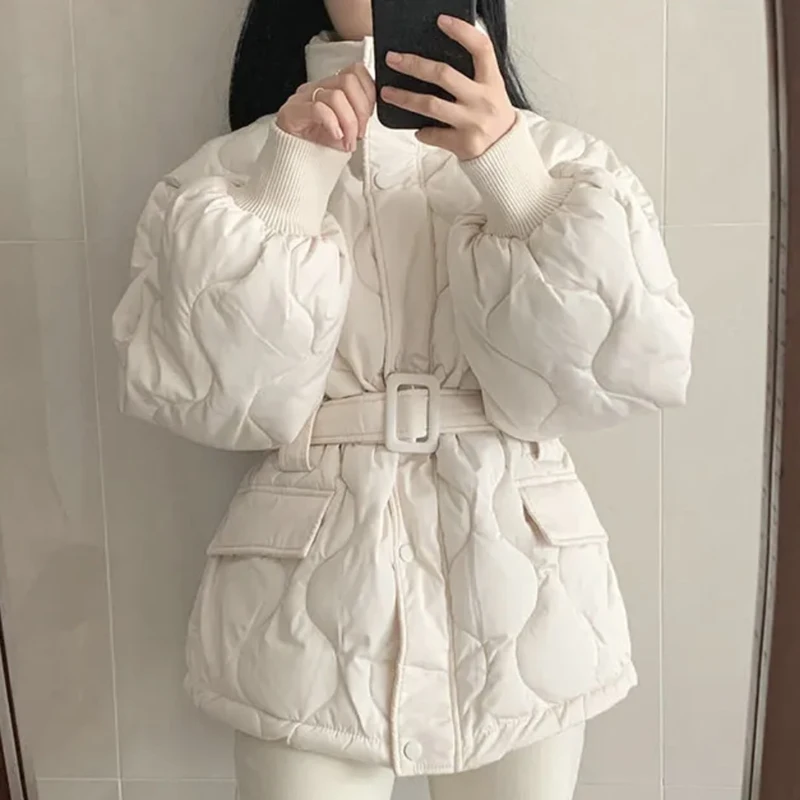 Elegancka jesienno-zimowa bawełniana kurtka damska, długa, z paskiem w talii, stójką, teksturowana, modna odzież wierzchnia...