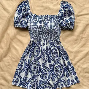 Romper çiçek baskı ile bir cinched bel için bir kadın, bu rahat giyim ve tatil için mükemmel, hem eğlence ve romantik için uygundur, vakum, mavi-ve-beyaz 8 en çok satan, elbise, çiçekler, mavi no. 2