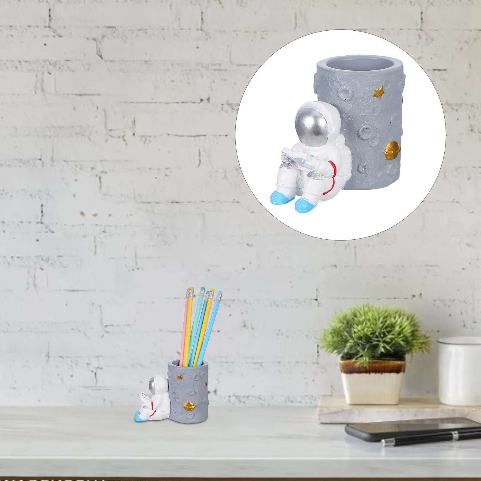 

Astronaut Pen Holder Resin Pencil Cup Creative Desktop Decoration Organizer Makeup Brush Holder for Desk Astronaut Figurine