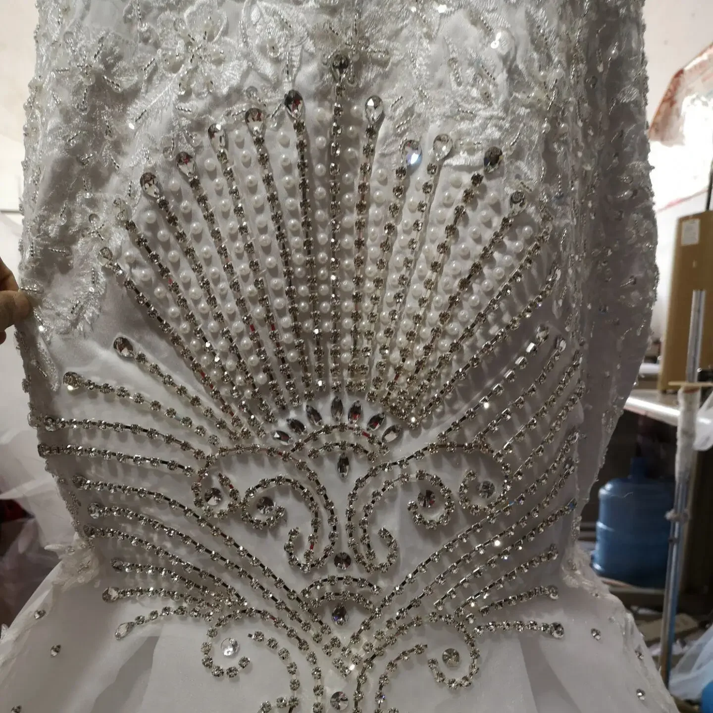 Abiti da sposa a sirena africana araba di lusso personalizzati con scollo a V e strass di cristallo senza schienale Abiti da festa Abito da sposa