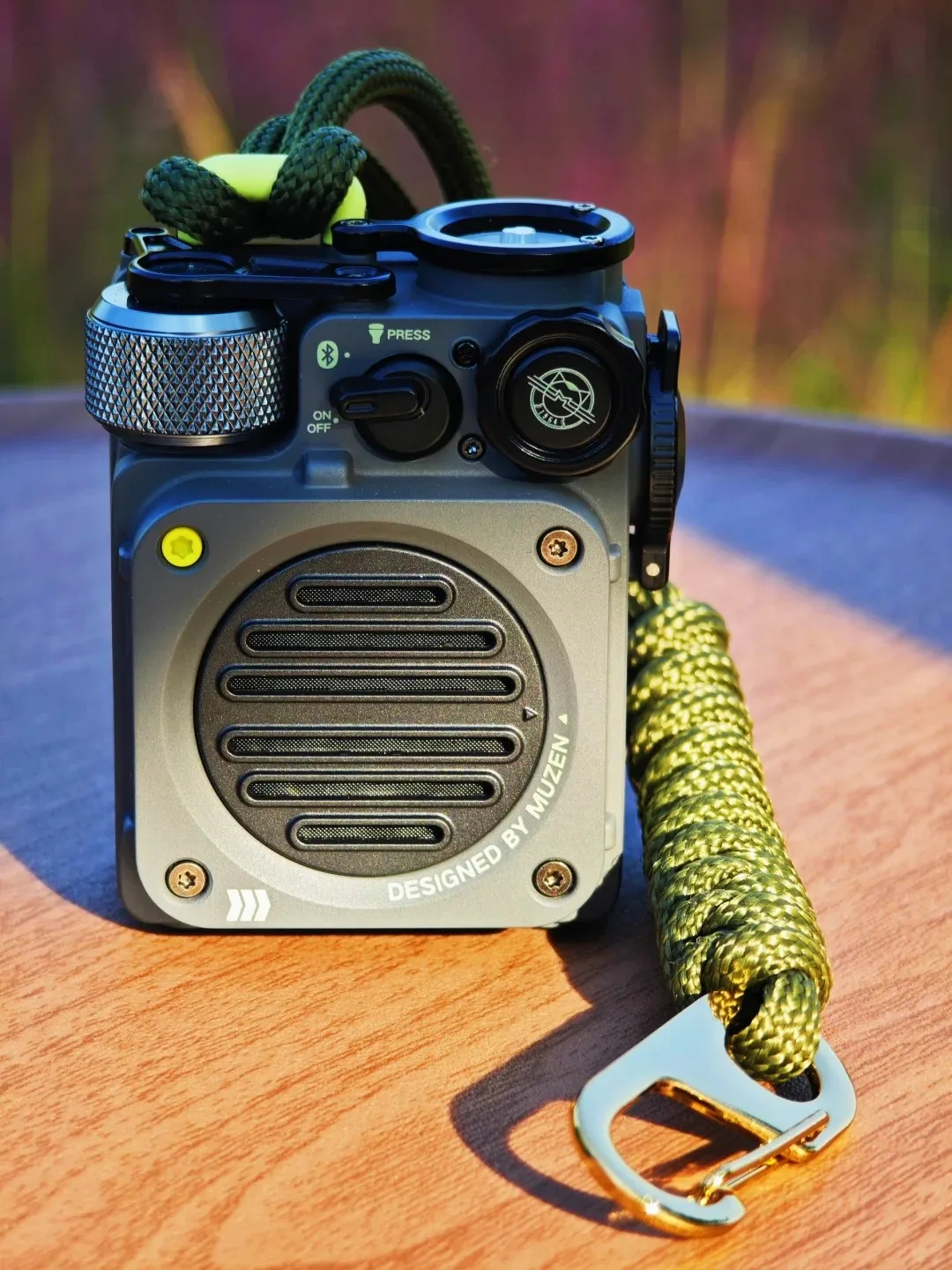 MUZEN Wild MIni سماعة لاسلكية تعمل بالبلوتوث المتكلم الحضرية رمادي راديو FM التخييم في الهواء الطلق المحمولة AI الذكية مكبر صوت معدني مصباح يدوي MW-PVX