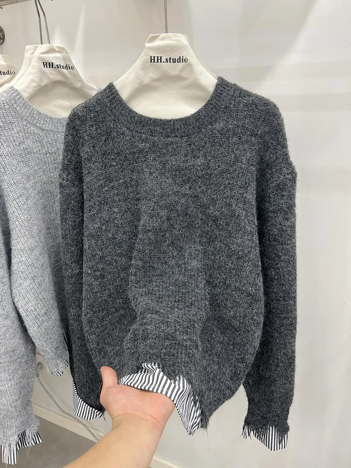 

Женский свободный вязаный свитер, новинка зимы, повседневная мягкая длинная футболка све, круглая футболка с нашитыми отверстиями, дизайн из двух предметов