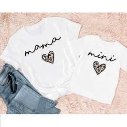 Mama Mimi-ropa a juego con estampado de corazón y leopardo para madre e hija, traje de manga corta, camisa, camisetas a la moda para mamá y niña