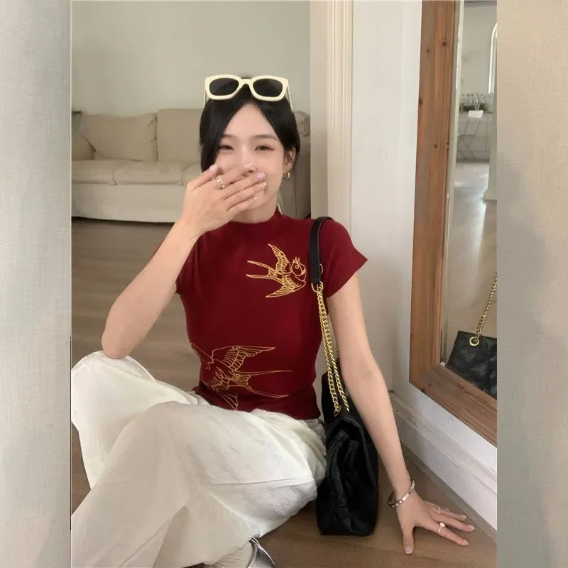 

Женский бордовый трикотажный топ с коротким рукавом, круглым вырезом, вышивкой золотой ласточки, приталенный, повседневный