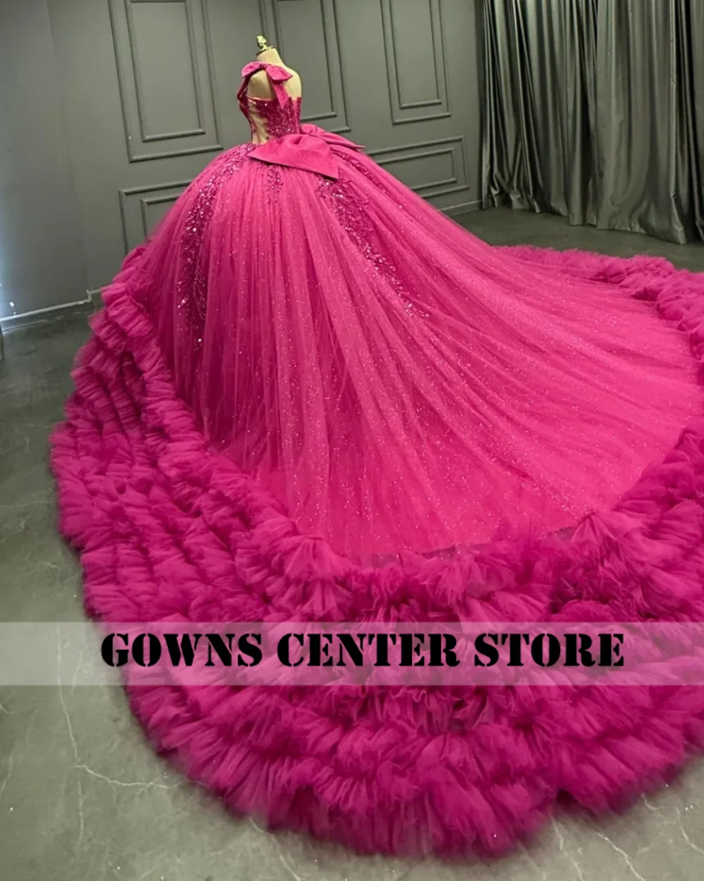 Abiti Quinceanera rosa caldo da 15 anni con perline di cristallo Abito da ballo messicano con strascico increspato 2026 Abito di lusso per compleanno personalizzato