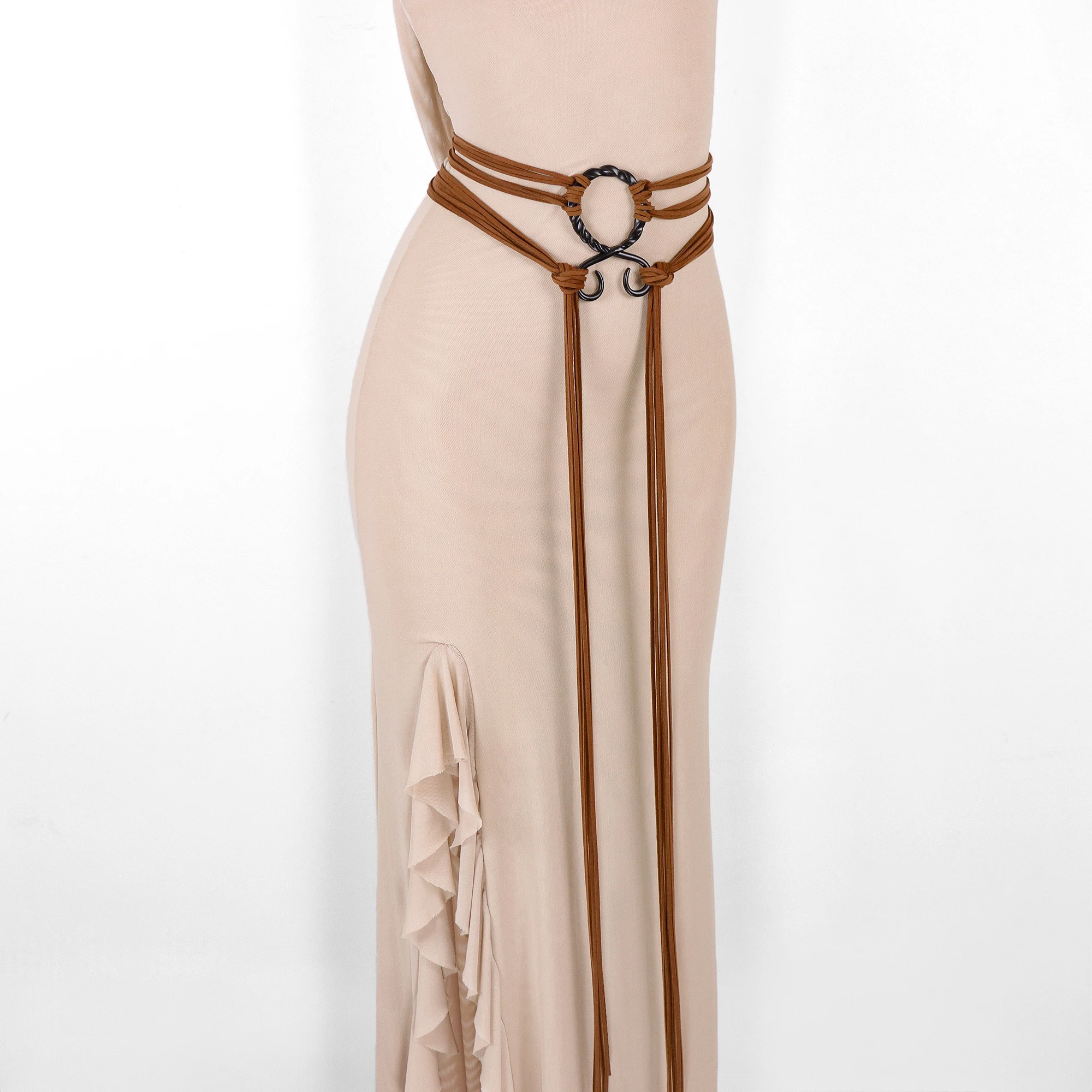 حزام عقدة ساحرة كلاسيكية للنساء - حلقة معدنية سوداء مع حبل مضفر بني، لجميع القديسين، زي الهالوين