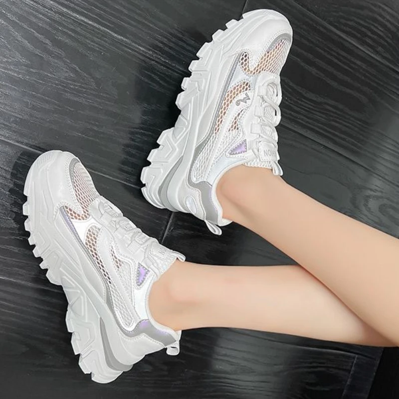 ​ أحذية نسائية صيفية جديدة لعام 2025 قابلة للتنفس ذات ارتفاع شبكي لزيادة أحذية أبي غير رسمية أحذية رياضية خارجية غير قابلة للانزلاق ​