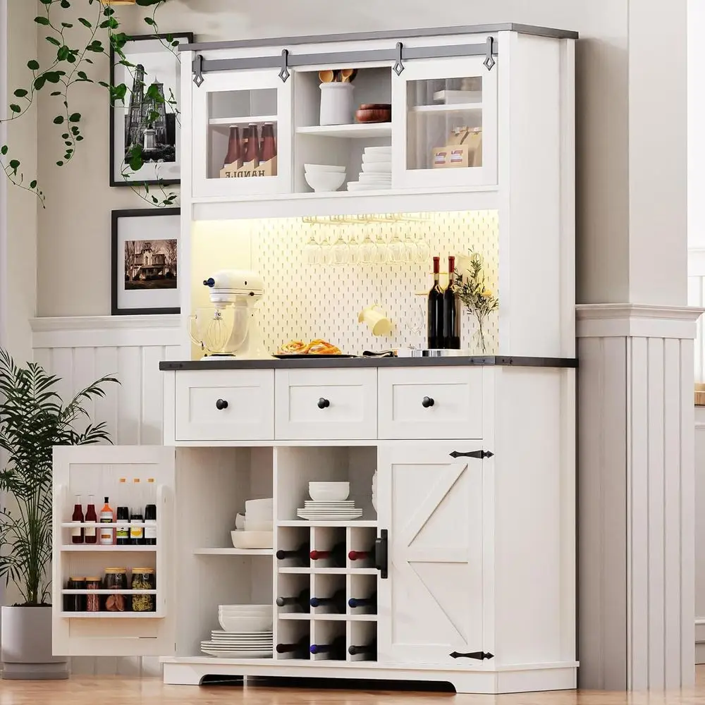 

Высокий кухонный шкаф-буфет из белого дуба (71 дюйм), с подставкой для микроволновки, 3 выдвижными ящиками, розеткой, перфорированной панелью, полками для вина, светодиодной подсветкой, в деревенском стиле