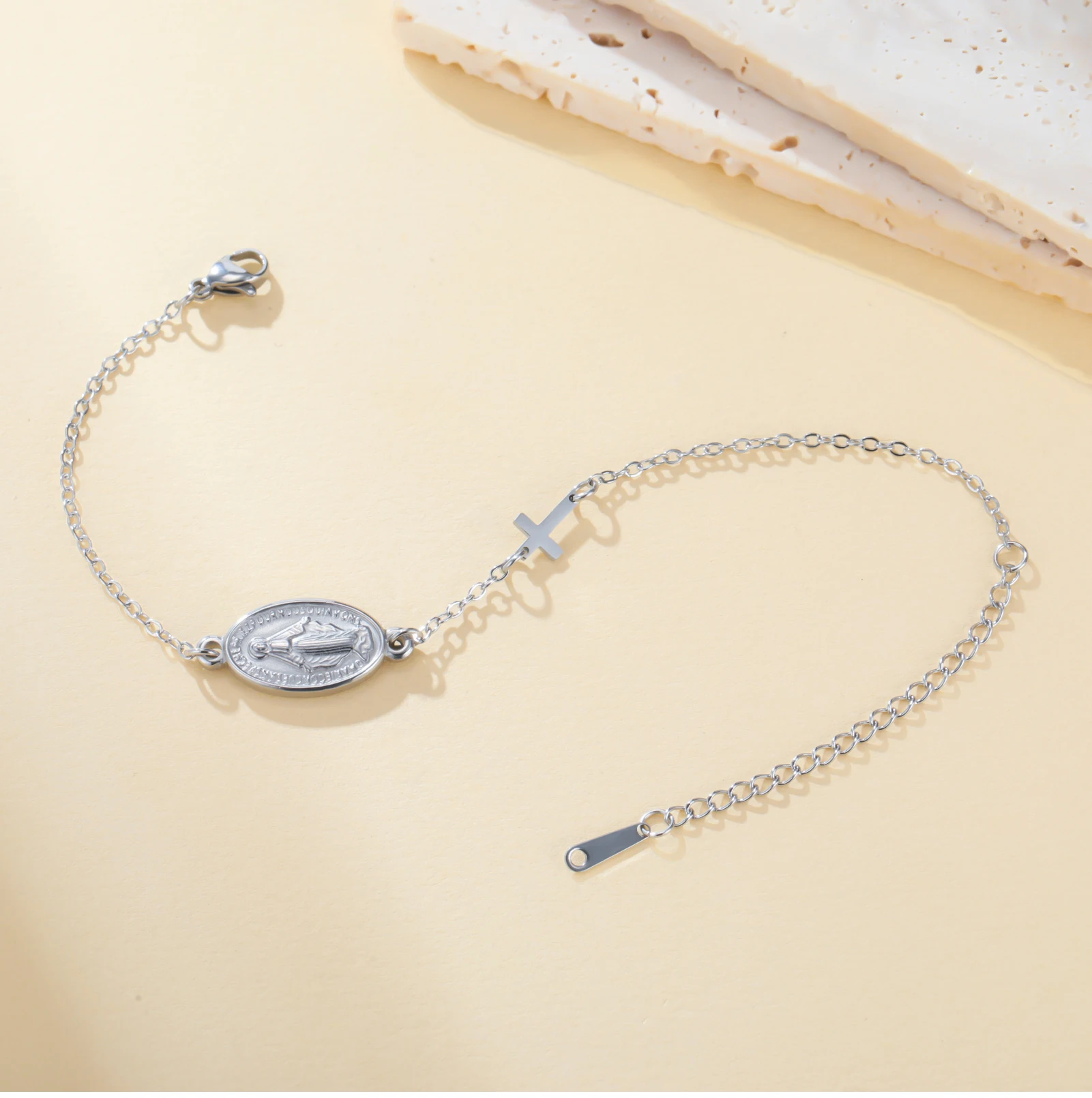 Doppellagiges Armband mit Kreuz und Jungfrau Maria für Damen, Edelstahl, zierliche Medaille, katholischer Schutzschmuck, verstellbar, Geschenk – Detail 12