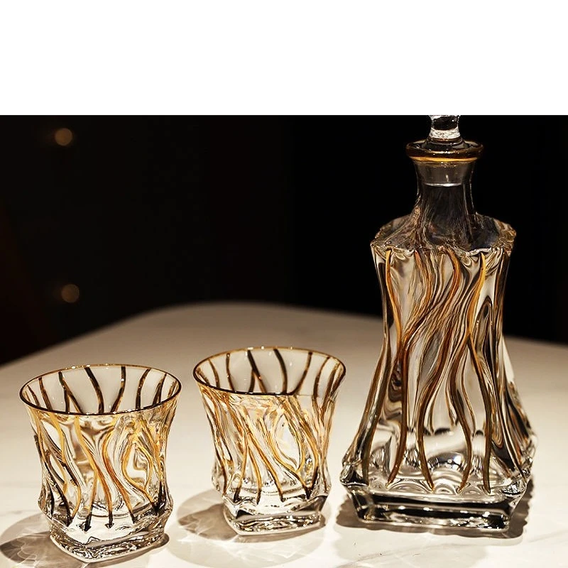 Set di vino con bottiglia di vino, tazza d'oro con tracciamento in vetro di cristallo, tazza di vino straniero